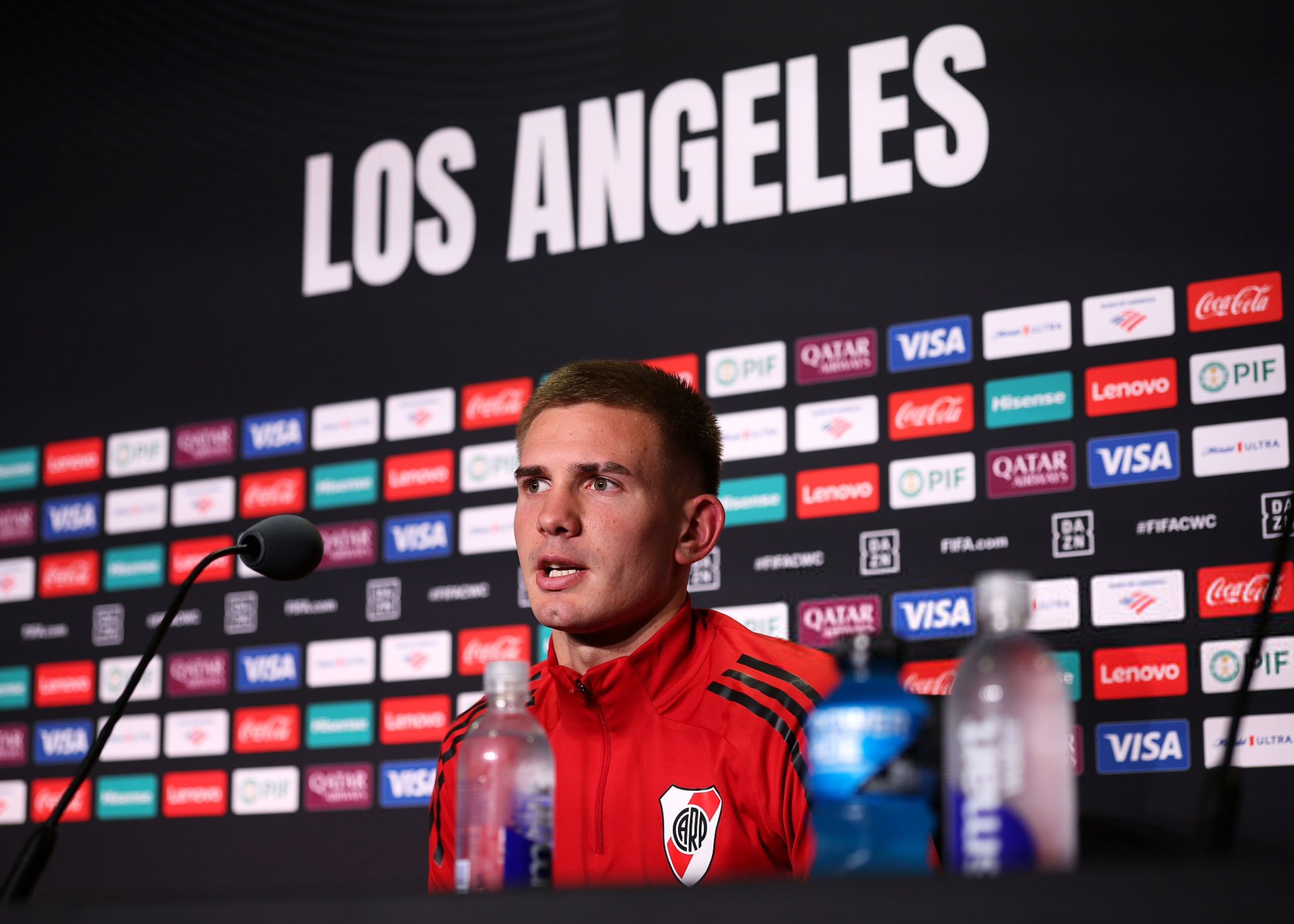 乐鱼体育官网赛地聚焦——欧超杯今晨热度飙升；曼联回应争议；赛场秩序良好；更衣室氛围转暖的简单介绍